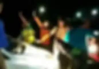 Video Detik-detik KA Jayakarta Hajar Mobil di Solo, 3 Motor Ikut Terseret
