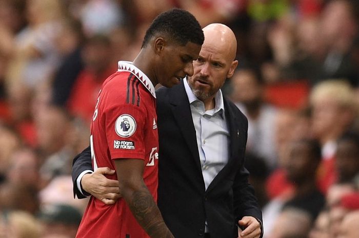 Erik ten Hag saat berbicara dengan Marcus Rashford dalam duel Manchester United vs Arsenal. Ten Hag tak mau bicara soal peluang MU juara setelah dikalahkan Arsenal (22/1/2023).