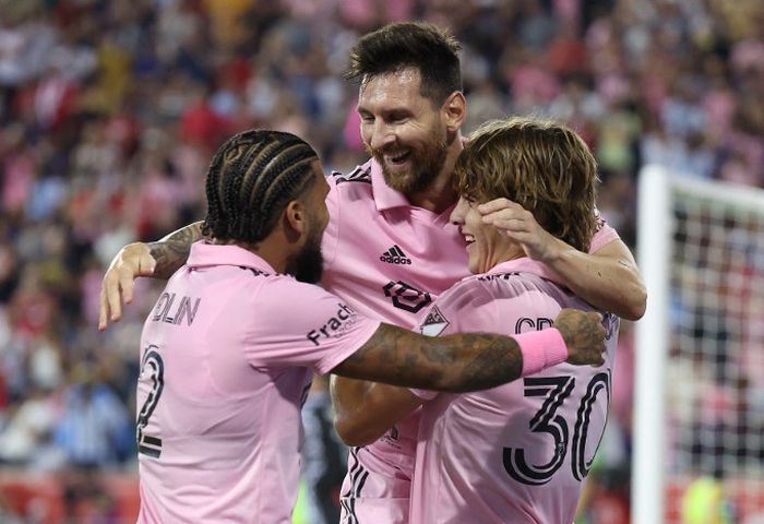 Lionel Messi (tengah) merayakan gol untuk Inter Miami dalam partai debutnya di MLS saat melawan New York Red Bulls di Red Bull Arena, Harrison (26/8/2023).