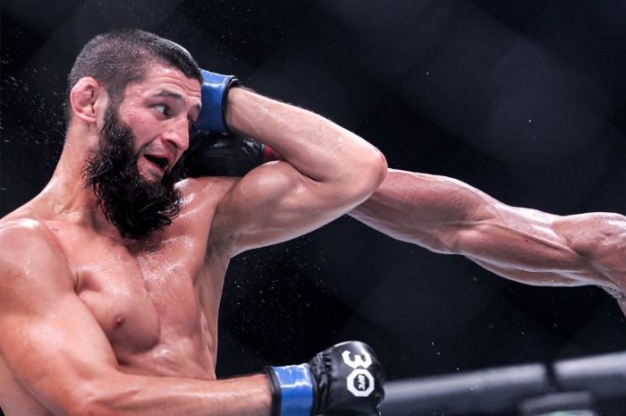 Khamzat Chimaev (kiri) menahan pukulan Kamaru Usman (kanan) dalam pertarungan kelas menengah pada UFC 294 di Etihad Arena, Abu Dhabi, Uni Emirat Arab, 21 Oktober 2023.