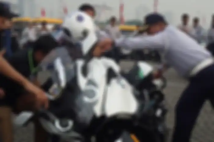Anies Baswedan ditolong petugas Dishub saat terjatuh dari motor