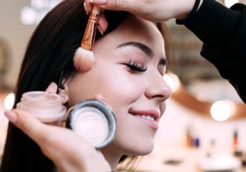 Belum Banyak yang Tahu! Selain Pakai Sabun Cuci Piring, Ternyata 4 Bahan Lainnya Ini Mampu Membersikan Kuas Makeup Secara Tuntas
