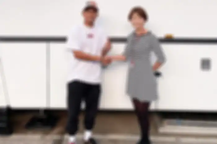 Mantan pembalap MotoGP Hafizh Syahrin bareng Midori Moriwaki