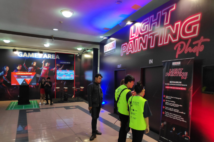 Fasilitas Light Painting Photo di Games Arena menjadi salah satu daya tarik Djarum Superliga Badminton 2019.