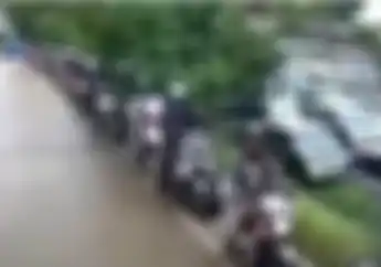 Kelihatannya Lagi Antri dan Disiplin, Padahal Bikers Ini Pada Panas-Dingin