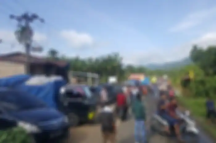 Ratusan Kendaraan Terjebak Banjir di Jalan Nasional Kawasan Ladang Rimba Aceh Selatan (Tribunnews.co