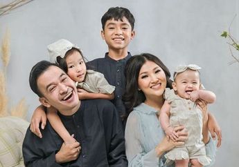 Baru Genap Satu Tahun, Anak Bungsu Sarwendah Mampu Bantu Orang Tuanya dalam Mencari Pundi-pundi Rupiah, Kondisi Baby Thania Saat Lakukan Pemotretan Produk Ini Langsung Jadi Sorotan Netizen: Kakinya Kenapa ya?