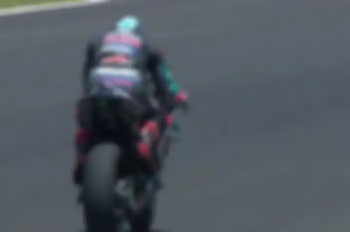 Fabio Quartararo tertunduk lesu usai motornya bermasalah di MotoGP Spanyol, (5/5/2019).