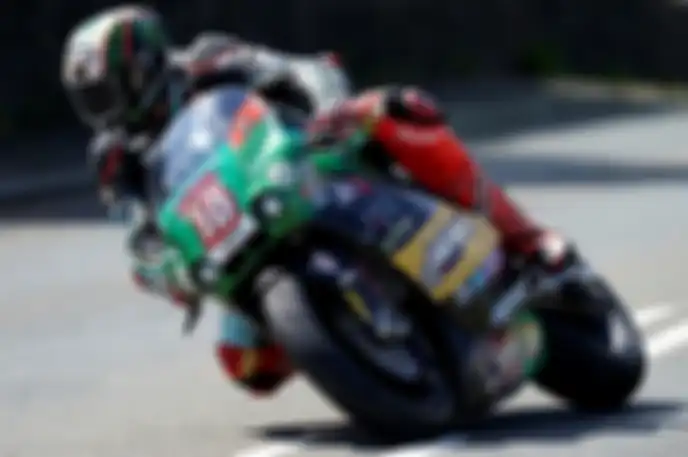 Peter Hickman menang IOM TT Supertwin naik Paton S1-R
