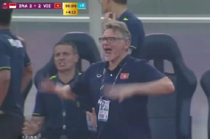 Momen garangnya Philippe Troussier saat memberi instruksi bertahan pemain Vietnam, satu menit sebelum tertunduk lesu dibungkam roket Taufany.