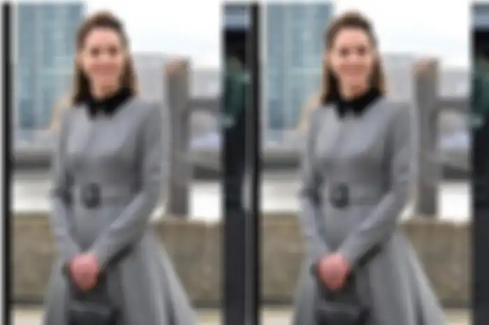 Penampilan Kate Middleton dengan coat dress abu-abu di tahun 2020