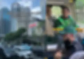 Viral Video Ojol Naik TransJakarta, Ternyata Lifehack Warga Jakarta