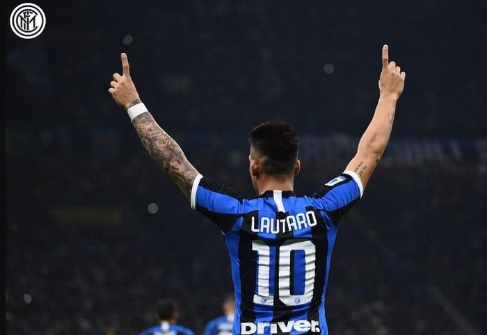 Striker Inter Milan, Lautaro Martinez, melakukan selebrasi seusai emnjebol gawang Juventus di Giuseppe Meazza, Minggu (6/10/2019).