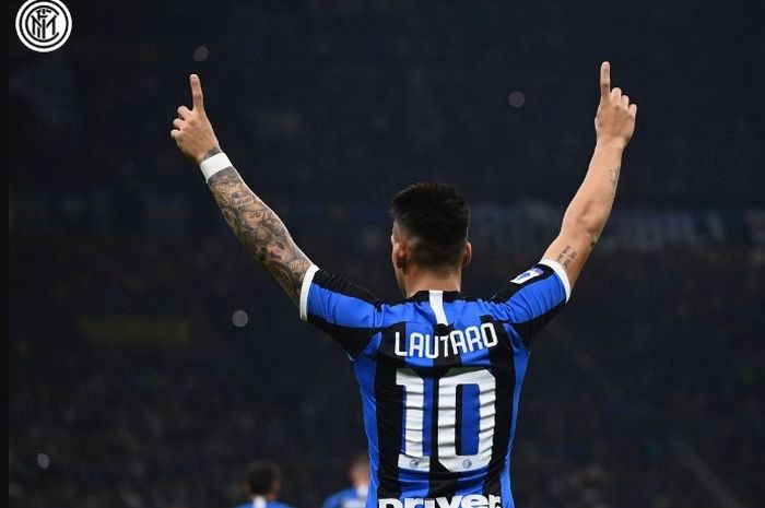 Striker Inter Milan, Lautaro Martinez, melakukan selebrasi seusai emnjebol gawang Juventus di Giuseppe Meazza, Minggu (6/10/2019).