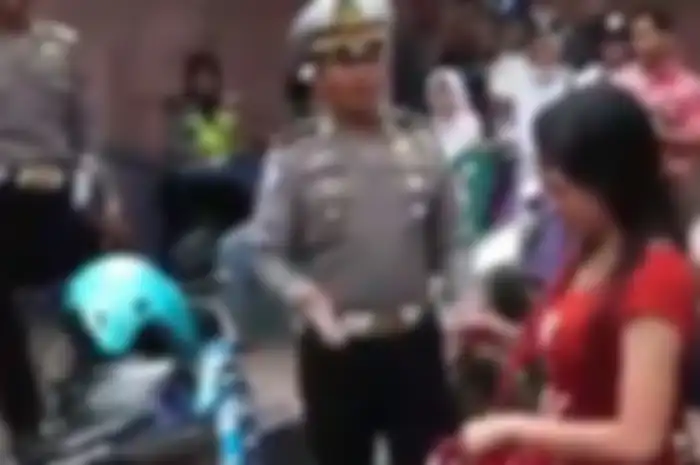 Perempuan ngamuk sambil nangis saat menolak ditilang polisi di Pekalongan, Jateng.