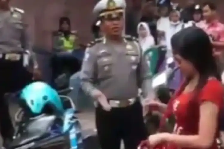 Pekalongan Geger, Perempuan Nangis dan Mengamuk Tolak Ditilang, Polisi Sampai Kewalahan