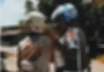 Mengharukan, Video Perlakuan Seorang Polisi Kepada Kakek Tunanetra di Jalanan Ini Banjir Komentar