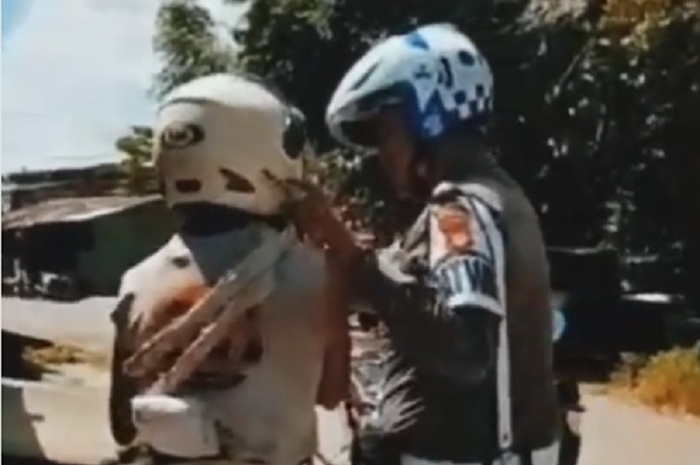 Polisi mengantar kakek tunanetra sampai kerumahnya.