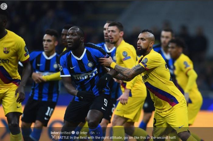 Striker Inter Milan, Romelu Lukaku, dijaga oleh gelandang Barcelona, Arturo Vidal, dalam laga Liga Champions di Stadion Giuseppe Meazza, Selasa (10/12/2019).