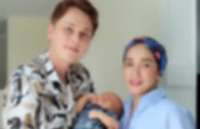 Andhika Pratama dan Ussy Sulistiawaty bersama sang putra, Sakalingga Ibra Pratama.