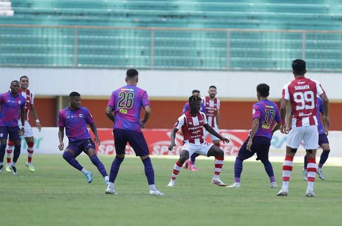 Suasana pertandingan antara Persis Solo melawan RANS Nusantara FC dalam laga pekan ke-13 Liga 1 23/2024 di Stadion Maguwoharjo, Sleman, Jumat (22/9/2023).