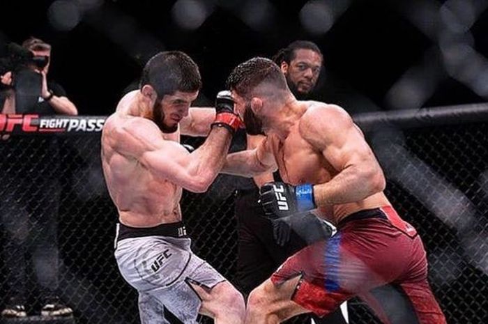 Momen duel Islam Makhachev (kiri) dengan Arman Tsarukyan (kanan) pada jadwal UFC beberapa tahun silam (21/4/2019).