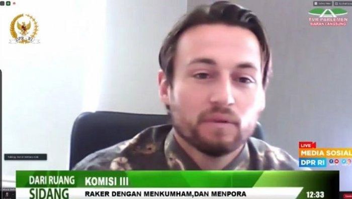 Gelandang Persija Jakarta, Marc Klok, saat mengikuti rapat kerja di depan pimpinan Komisi III DPR RI, Senin (5/10/2020).