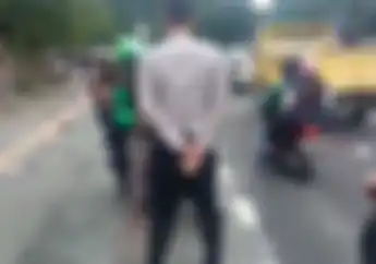 Video Pengojek Online Terciduk Melintas di Trotoar, Enggak Berkutik Hadapi Anggota Dishub