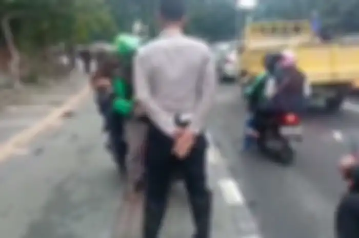 Petugas Dishub menghalangi pengojek online yang melintas di trotoar di daerah Jakpus.