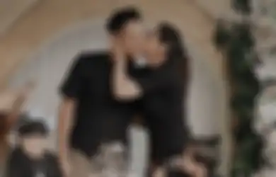 Gaya Simpel & Kompak Keluarga Hermansyah di Ultah Azriel Hermansyah