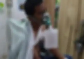 Ngeri, Mau Jemput Penumpang, Driver Ojol Ditikam, Pisau Masih Menancap di Punggung