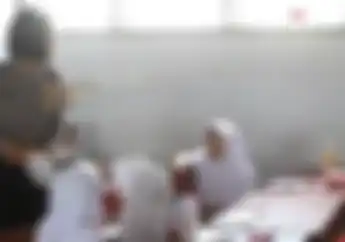 Viral,  Imbas Guru Honorer Mogok Massal, Polwan Jadi Guru SD Dadakan di Indramayu