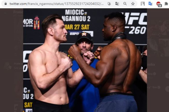 Ketika Stipe Miocic (kiri) dan Francis Ngannou (kanan) saling melakukan staredown jelang bertarung pada UFC 260.