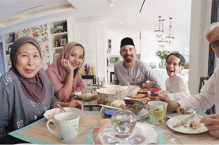 Ashraf Sinclair bersama Bunga Citra Lestari, Noah Sinclair dan kedua orangtuanya 