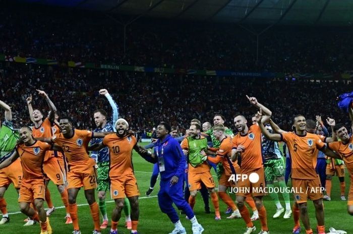 Timnas Belanda merayakan kesuksesan lolos ke semifinal EURO 2024 setelah mengalahkan Turkiye 2-1 di perempat final, Sabtu (6/7/2024) di Berlin.