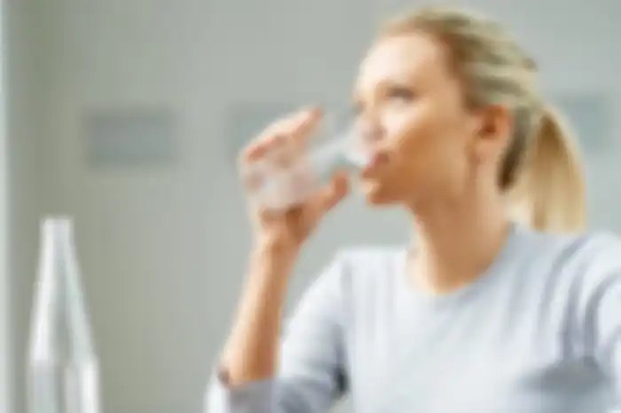 Biasakan Minum Air Putih Hangat Setiap Pagi Saat Perut Kosong, Rasakan 5 Manfaat Luar Biasanya