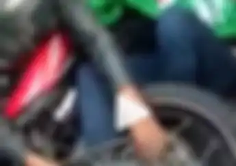 Pemotor Panik, Video Detik-detik Kaki Kanan Driver Ojol Masuk dan Terjepit Gir Motor, Sampai Dipotong
