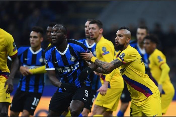 Striker Inter Milan, Romelu Lukaku, dijaga oleh gelandang Barcelona, Arturo Vidal, dalam laga Liga Champions di Stadion Giuseppe Meazza, Selasa (10/12/2019).