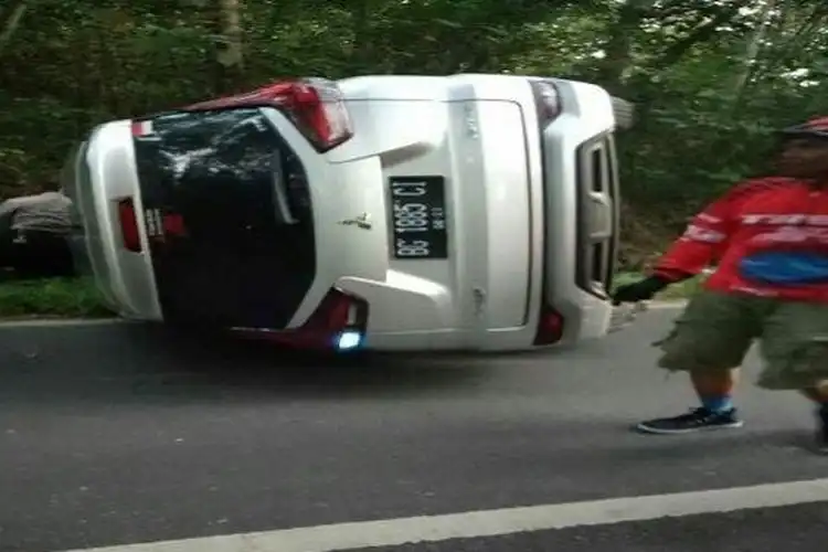 Tragis, Adu Banteng Xpander Lawan Honda BeAT, Pemotor Tewas Tersangkut di Pohon