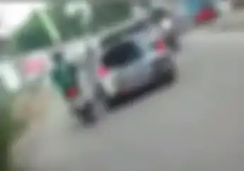 Jalanan Tangerang Mendadak Tegang, Honda Brio Oleng Senggol Pemotor, Massa Langsung Berkerumun