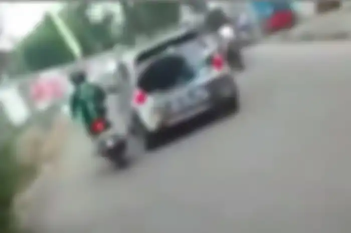Mobil senggol pemotor sampai tersungkur di Tangerang.