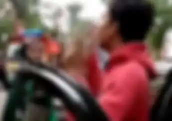 Mencekam, Seruduk Pemotor dan Mobil di Johar Baru, Pengendara Datsun Digempur Massa