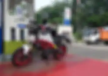Ini Alasan Penting Pemotor Harus Turun dari Motor Saat Mengisi Bensin, Bukan Biar Gampang Dorong Motornya