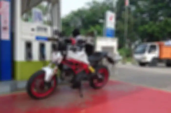 Ilustrasi isi bensin. Ini Alasan Penting Pemotor Harus Turun dari Motor Saat Mengisi Bensin, Bukan Biar Gampang Dorong Motornya