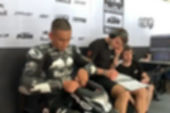 Hafizh Syahrin bersama kru di paddock tim KTM.