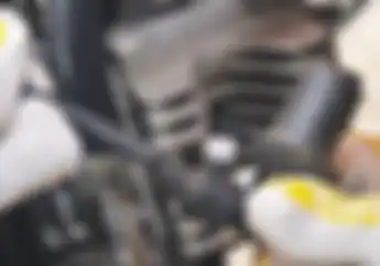 Usir Air Hujan Rembes Disela-sela Kabel Busi, Coba Pakai Trik Ini