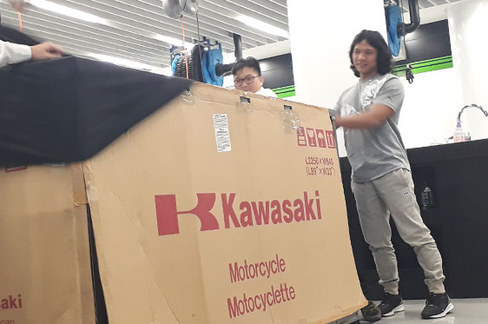 Proses unboxing H2 Carbon di kantor Kawasaki Jakarta