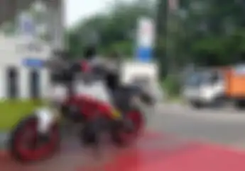 Bukan Mempersulit Bikers, Ini Alasan Kenapa Isi Bensin Motor Harus Turun