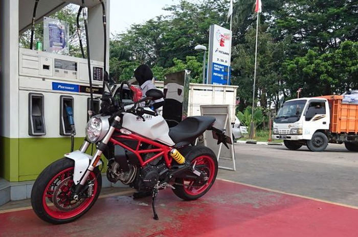 Ilustrasi isi bensin. Bukan Mempersulit Bikers, Ini Alasan Kenapa Isi Bensin Motor Harus Turun