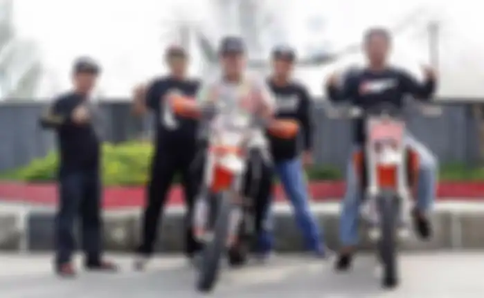 Bupati berpose di atas motor trail (bertopi)